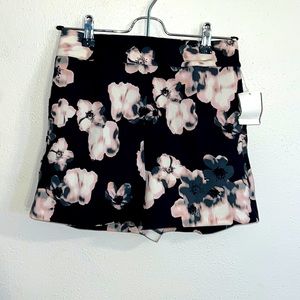 Express dressy shorts. Size 00. Pockets.